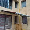 Toldo cantilever de aleación de aluminio para exteriores para villas, balcones y tiendas; toldo retráctil eléctrico para protección solar y de lluvia; personalizable con un logo