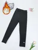 Leggings Gruesos Forrados de Felpa para Niñas Otoño e Invierno 2026 Pantalones Clásicos de Moda Versátiles Bordados con Letras Ropa de Abrigo para Niños