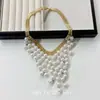 Colar de pérolas com borlas estreladas multicamadas versátil da moda europeia e americana, acessório de corrente para clavícula nupcial requintado de luxo leve francês