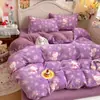 Juego de ropa de cama de cuatro piezas de terciopelo de leche engrosado de grado A con estampados de dibujos animados, que incluye una funda de edredón y una sábana bajera, adecuado para otoño e invierno, y diseñado para dormitorios estudiantiles