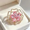 Novo Estilo Pétala Oca Moda Luxo Leve Cristal Brilhante Incrustado Broche Acessório Roupa Broche de Alto Padrão Temperamento