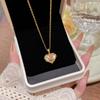 Popular cadena para clavícula versátil y exquisita de estilo japonés y coreano, elegante y sofisticado collar de acero de titanio, una cadena para el cuello de lujo de nicho disponible al por mayor.