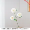 3 flores de lótus artificiais em um vaso reto para arranjo floral, criando um ambiente doméstico fresco e calmante