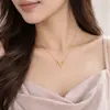 Nuevo collar corto de triángulo hueco de metal simple de joyería transfronteriza europea y americana