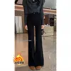 Calça jeans flare preta de cintura alta forrada com fleece para mulheres, novo estilo outono/inverno 2026, corte solto, emagrecedora, com efeito de caimento, calça boca de sino comprimento total
