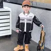 Ropa de Abrigo de Otoño para Niños 2026 Nuevo Estilo Genial y Atractivo Chaqueta de Béisbol Infantil Estilo Coreano Versátil Ropa para Niños Pequeños de Primavera y Otoño