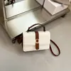 El color-blocking de estilo coreano está de moda este año, con un bolso cuadrado pequeño retro, transfronterizo, a la moda para 2026, texturizado y único que se puede llevar cruzado, en la mano o en el hombro.