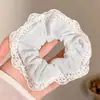 Goma para el pelo de encaje francés, un accesorio para el cabello de alta gama para mujer, perfecto para crear un moño o una cola de caballo elegante. Es un coletero delicado y elegante, disponible en tamaño grande