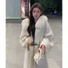 Abrigo de cachemira de doble cara color camello con cuello grande de piel y capucha para mujer, nuevo abrigo de lana con cordones de longitud media para invierno 2026 para mujer