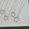 Moda Europeia e Americana Colar de Aço Titânio com Pingente de Coração de Zircônia Completo para Mulheres, Círculo Moderno Cravejado com Diamantes, Corrente Simples e Versátil para Clavícula