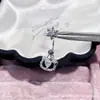 Nuevos Pendientes de Botón Exquisitos y Brillantes con Diseño Versátil Diario de Copo de Nieve Hueco KT Anillo de Herradura Dulce y Fresco Colgante