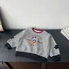 Moletom infantil para primavera e outono 2026, novo estilo de roupa infantil, camiseta listrada estilosa com desenho, blusa de outono para bebês