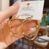 Pendientes de Aro Doble de Metal con Cruz Exagerada de Personalidad Moda Europea y Americana Temperamento de Nicho Personalidad Versátiles Pendientes de Viento Frío para Mujer