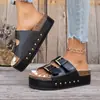Sandalias de Tira Gruesa Estilo Birkenstock con Tachuelas para Mujer, Tallas Grandes Europeas y Americanas, Adecuadas para Uso en Exteriores, con Hebilla Metálica y Suela de Plataforma, en Stock