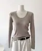 Camiseta Básica de Punto Ajustada con Cuello en U para Mujer 'Hot Girl' Primavera 2026 Color Sólido Simple de Manga Larga Suéter Suave