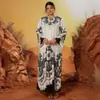Vestido largo de comercio exterior transfronterizo suelto casual estampado con cuello en V, manga de campana talla grande, vestido de noche adelgazante, estilo nuevo