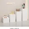 Expositor de Ventana para Tienda de Ropa Soporte para Zapatos Bolsa Modelo Adornos Soporte de Colocación Columna Cuadrada Blanca Plataforma de Piso para Transmisión en Vivo