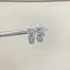 Nuevos Pendientes de Botón Dorados Pequeños en Forma de V Estilo Chanel de Alta Versión con Pendientes Clásicos Versátiles de Diamante Completo Número 5 para Mujer