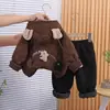 Terno Masculino Outono e Inverno 2026 Novo Estiloso Infantil Plus Veludo Espessado Roupas de Algodão Bebê Menino Quente Conjunto de Duas Peças