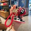 Nuevo Llavero Creativo de Zapatilla de Baloncesto Colgante Exquisito para Pareja Mochila Llavero de Coche Decoración Regalo Venta al por Mayor