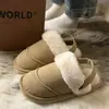 Chinelos de pelúcia femininos com sola confortável e acolchoada, apresentando design de calcanhar fechado, novo estilo outono/inverno 2026, perfeitos para usar em casa e se manter aquecida.