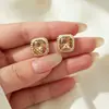 Pendientes Geométricos Plegados de Azúcar en Cubo Serie Color Café Maillard Pendientes para Mujer de Lujo Ligero con Sensación de Alta Gama Accesorios de Pendientes Versátiles Retro