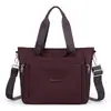 Bolsa tote de nylon de grande capacidade para mulheres, novo estilo 2026, bolsa de ombro leve e à prova d'água em tecido Oxford, adequada para o dia a dia, pode ser carregada na mão ou usada na transversal