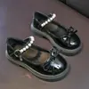 Sapatos de Princesa com Laço de Pérola para Crianças 2026 Nova Moda Primavera/Verão Versátil Sapatinhos de Couro Estilo Mary Jane Francês para Meninas