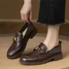 Mocasines de cuero suave con camelia y suela blanda para mujer, novedad otoño 2026, zapatos planos versátiles de cuero pequeños estilo retro británico