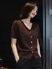 Blusa de Tricô Curta de Manga Curta Cor de Café Nova Tendência Verão 2026 para Mulheres com Decoração de Miçangas, Cardigã Versátil de Caimento Justo para o Dia a Dia