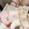 Calcetines de Felpa para Dormir y Piso Otoño e Invierno Serie Rosa Linda de Dibujos Animados Versátiles Gruesos Cálidos Estilo Niña para el Hogar Calcetines de Media Pantorrilla