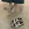 Sandálias Romanas Douradas Brilhantes de Salto Médio Grosso para Mulheres, Novo Modelo 2025 com Strass, Bico Aberto, Laço, Salto Alto Deslumbrante