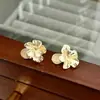 Pendientes de Flor Dorada Tridimensionales Elegantes de Alta Gama Atmosféricos Diseño Francés de Nicho Sentido Metálico Flor de Metal Nuevo Estilo Top de Oreja para Mujer
