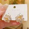 Pendientes de Pétalo de Perla Elegantes y Únicos Estilo Coreano para Mujer, Pendientes de Zirconia de Diseño de Nicho para Celebridades de Internet, Accesorios de Oreja Versátiles para el Viaje Diario