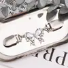 Pinza para chal estilo retro europeo y americano, para suéter, con hebilla de toalla de seda con incrustaciones de diamantes, para mujer, broche antiluz, para cuello, bufanda, accesorios de aleación