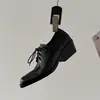 Zapatos Oxford de cuero de alta calidad, colección otoño 2026, con tacón medio grueso, punta cuadrada y un diseño de corte profundo, perfectos para ir al trabajo