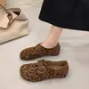 Chinelos fechados antiderrapantes para atividades ao ar livre, novo estilo Birkenstock feminino 2026, com solas grossas para aumento de altura, sapatos casuais slip-on da moda com sola macia
