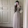Traje de estilo delicado para o início do outono: cardigã de malha com mangas morcego para mulheres + conjunto emagrecedor com saia de suspensório de renda