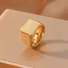 Anel Masculino Quadrado Largo Gravado em Aço Titânio com Padrão em Relevo e Cravação de Diamante, Anel Quadrado, Acessórios Masculinos para Comércio Exterior Atacado