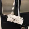 Bolsa Feminina Elegante Versátil com Laço e Bolinhas 2026 Nova Moda Gaze Bolha Plissada Bolsa Ombro Baguete para o Dia a Dia