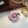 Elegante Broche de Camelia y Perlas Estilo Chanel, Pasador Anti-Exposición de Alta Gama, Accesorio Versátil de Doble Uso