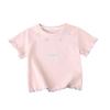 Camiseta de Verão Manga Curta para Meninas com Estampa de Bebê Estilosa, Marca Tendência de Personalidade Infantil, Barra Franzida, Laço, Top com Bordado de Letras