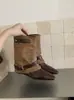Botas únicas retrô emagrecedoras versáteis outono 2026 botas curtas emagrecedoras femininas estilo coreano bico quadrado cinto fivela outono inverno retalhado