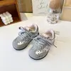 Zapatos Dexun para Niñas 2026 Primavera/Otoño Nuevos Zapatos de Skate para Niños Bordado de Lunares de Jardín de Infancia Zapatos Deportivos Suela Suave Zapatos de Skate