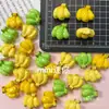 Juguete de Mini Comida Simulada Plátano Brillante 1:1 Casa de Muñecas Juguetes Culturales y Creativos DIY Pegamento de Crema Pasador Accesorios para el Cabello Funda para Teléfono Móvil