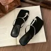 Sandalias romanas de punta cuadrada que cubren los dedos del pie, chanclas de verano con decoración de perlas y tira de dedo, tacón fino 2026 estilo vacacional para mujer, tacones altos con tira en T