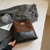 Bolso Pequeño Estilo Occidental Retro Lingge para Mujer Otoño 2025 Nuevo Bolso de Hombro Cruzado de Aspecto Elegante Bolso Cubo Portátil