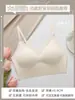 Sujetador de espalda baja en forma de U para mujeres con poco busto, nuevo modelo 2025 con almohadillas en el pecho, sujetador tipo tank top integrado sin costuras