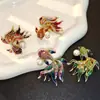 Nova Broche Peixe Dourado de Liga Metálica com Strass Estilo Chinês Nicho de Luxo para Cardigã Casaco Corsage Alfinete de Joia