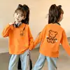 Camiseta de manga longa 100% algodão para meninas, nova para primavera e outono, para crianças de meia-idade e mais velhas, top casual versátil com desenho, camiseta estilosa infantil para usar como base